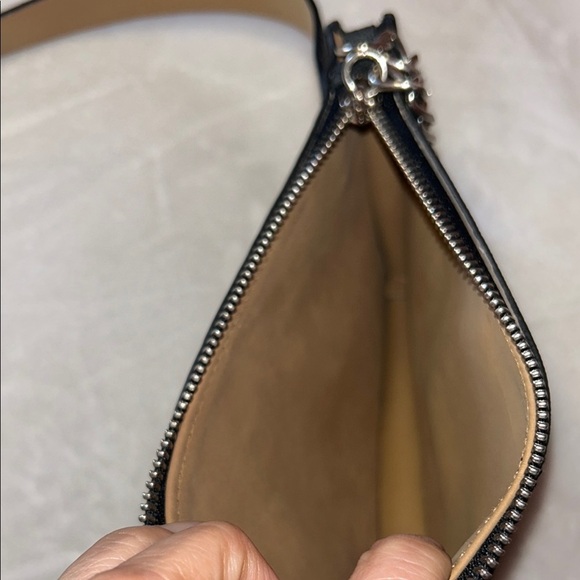 MICHAEL Michael Kors Black Crossbody Bag with Sleek Design - Picture 8 of 8